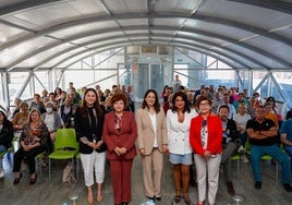 Margarita Sánchez (d) junto a la concejala del Mayor, la directora general de Pensiones, la jefa de servicio de la Concejalía del Mayor y la edil de Servicios Sociales.