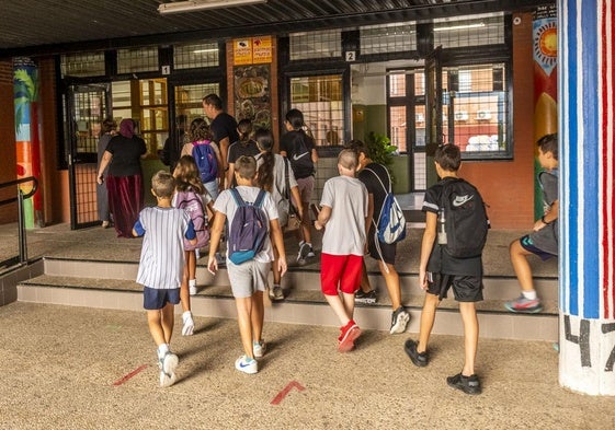 Varios alumnos entran a un instituto de Murcia en una imagen de archivo.