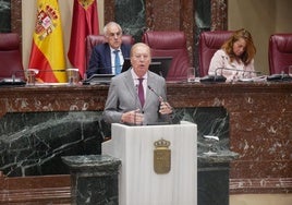 Antonio Martínez (PP) defendiendo, ayer, en la Asamblea su moción sobre la prueba de la lipoproteína.