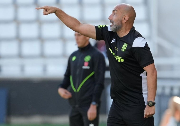 La entidad no está al día con el calendario de pagos de Abelardo, el entrenador destituido en septiembre