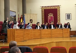 Los concejales de PP y Vox, durante una de las votaciones de la sesión plenaria.