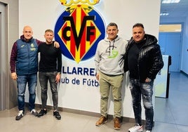 Gregorio García (d), junto a Lucho Herrera, director deportivo de la EF Torre Pacheco, en una de sus últimas visitas a la Ciudad Deportiva del Villarreal.