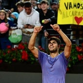 Carlos Alcaraz celebra su triunfo del domingo frente a Djere.