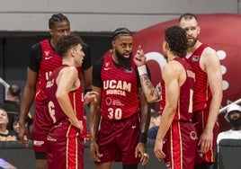 Rabebaugh indica algo a sus compañeros durante el partido del domingo ante el Manresa.