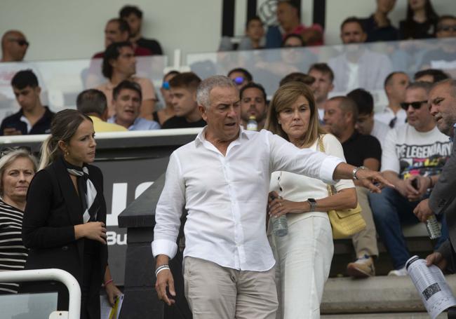 Felipe Moreno, con la pulsera del Efesé, y su mujer Victoria Pavón en un Cartagena-Leganés de 2022.