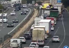 Una ambulancia y efectivos de la Guardia Civil, en el lugar de accidente múltiple en la A-7, a la altura de Santomera, captado por las cámaras de Tráfico.