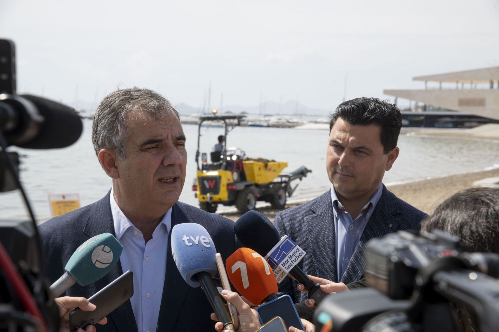 Retirada de biomasa en el Mar Menor, en imágenes