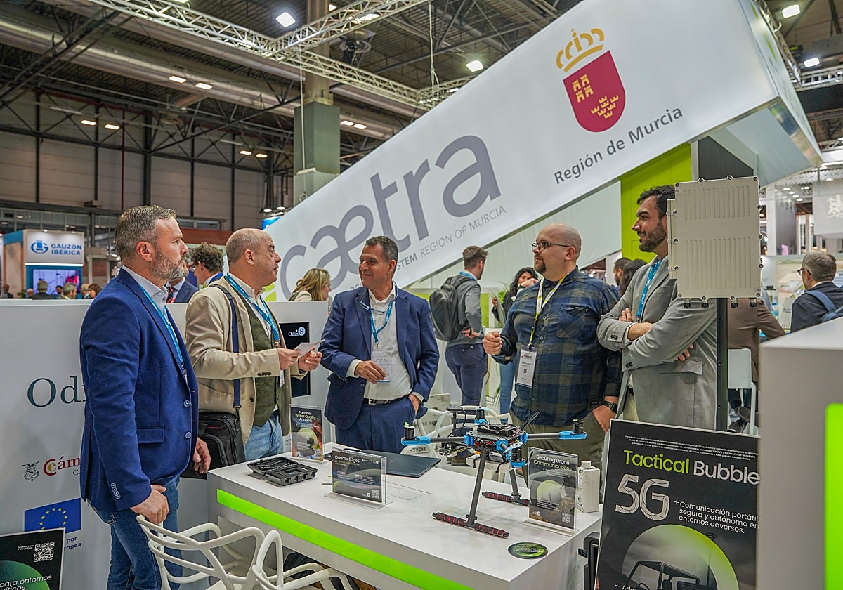 El concejal de Desarrollo Industrial y Emergencias (i) en el stand del proyecto Caetra en la feria Feindef.