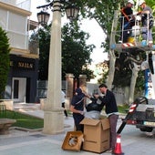 El concejal supervisa la colocación de las nuevas farolas en la alameda de la Constitución.