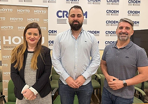 Jorge Doborjginidze (centro), nuevo presidente de la asociación de bares especiales de la Región de Murcia.