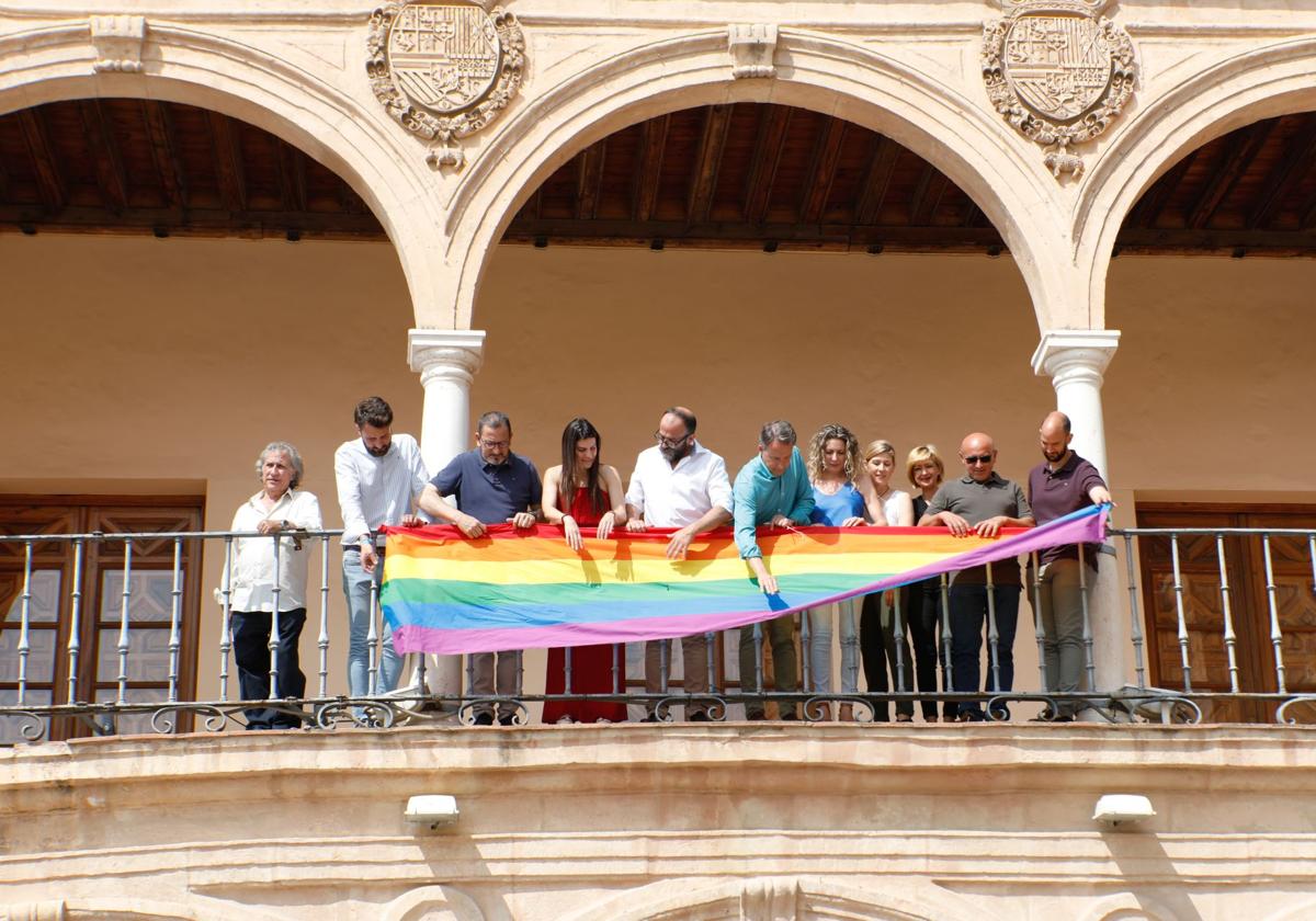 Lorcairis lamenta la negativa del ayuntamiento a izar la bandera lgtbi en el balcón del consistorio | la verdad