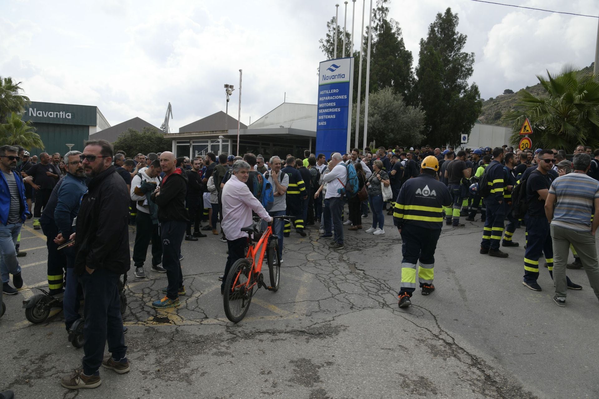 Los trabajadores de Navantia Cartagena se concentran a las puertas de la factoría, en imágenes