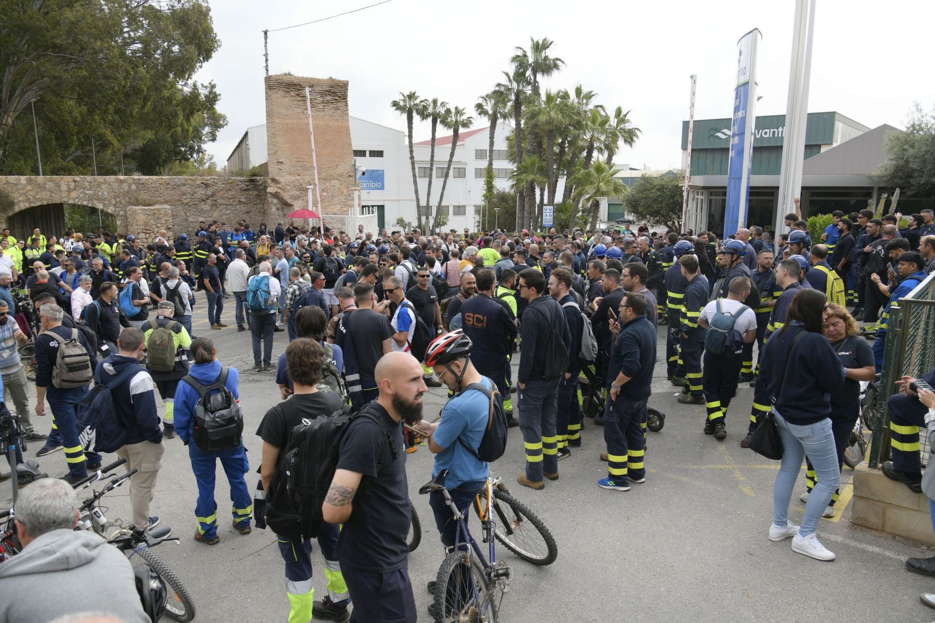Los trabajadores de Navantia Cartagena se concentran a las puertas de la factoría, en imágenes
