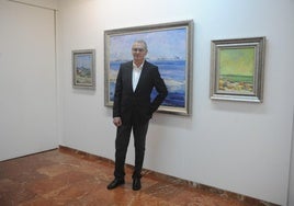 Enrique Nieto ante tres de sus obras, en una exposición.