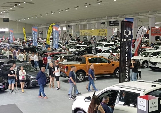 Visitantes viendo los modelos expuestos en el Salón del Vehículo de Ocasión.
