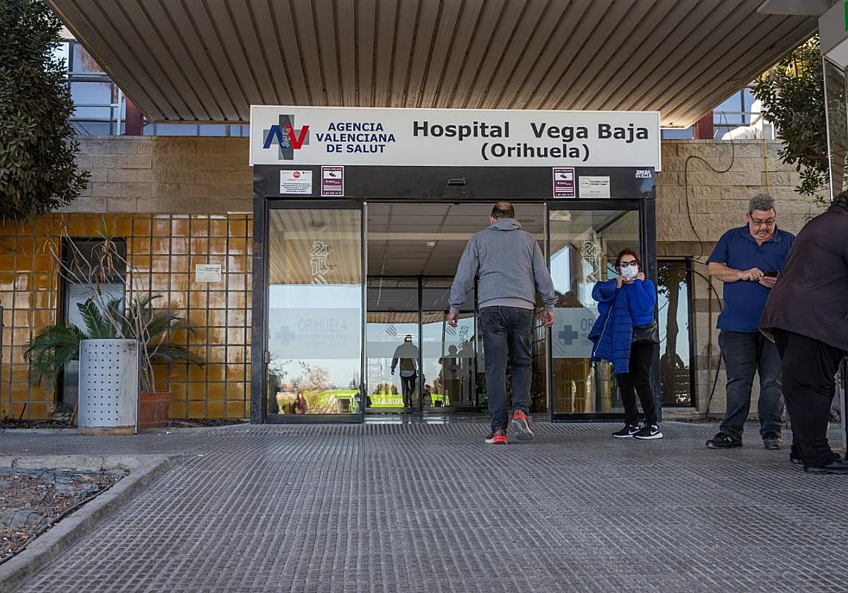 Entrada principal al Hospital Vega Baja, en una fotografía de archivo.
