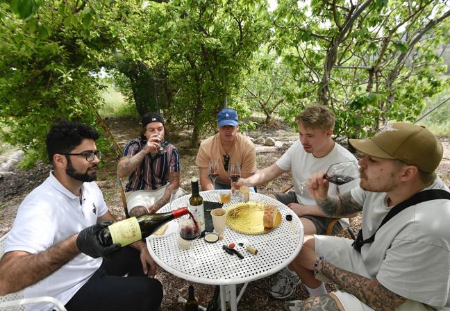 Campoy, en plena cata de quesos, aceite, miel y vinos con una visita de finlandeses esta semana.