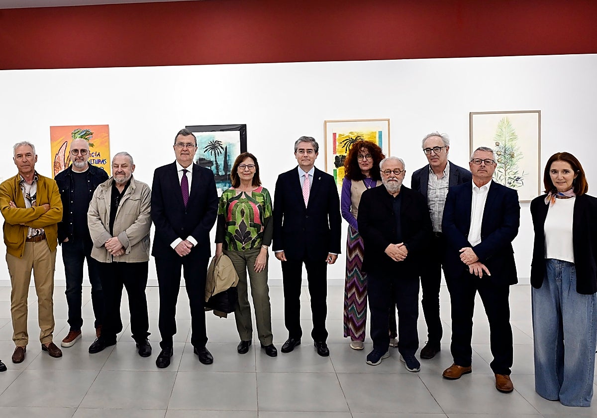 El alcalde Ballesta con algunos de los artistas que forman parte de la muestra.
