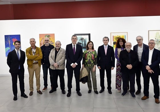 El alcalde Ballesta con algunos de los artistas que forman parte de la muestra.