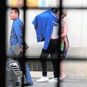 El presunto jefe del chalé, acompañado por su mujer, entregándose a la Policía junto a su letrado, Raúl Pardo-Geijo, en una fotografía de archivo.