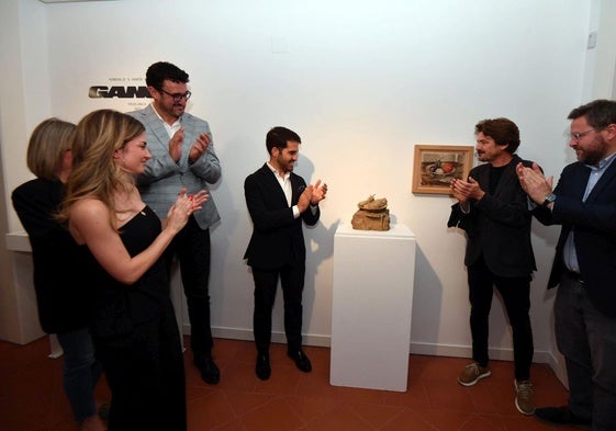 Presentación de la escultura, situada junto al cuadro de Gaya.