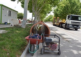 La avenida de la Aviación Española, ayer, con el material de obra.