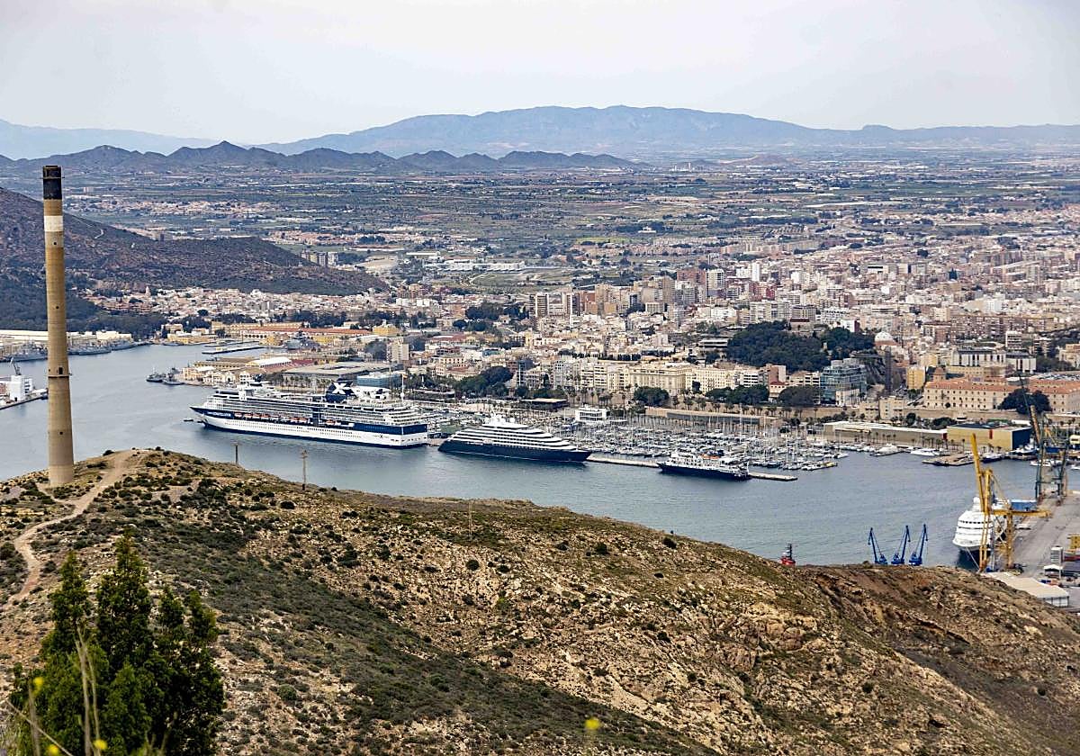 Imagen de la terminal Juan Sebastián Elcano llena de cruceros.