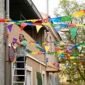 Un vecino decorando la calle San Luis de Churra, ubicada en el barrio de San Isidro.
