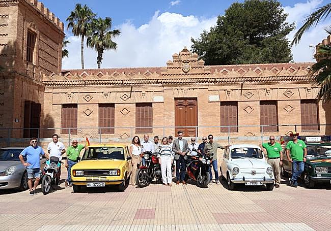 Muestra de motos y coches clásicos en San Pedro.