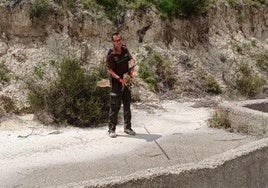 Uno de los agentes sujeta a uno de los dos rayones rescatados.