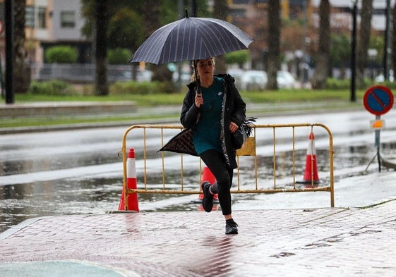 Una mujer con paraguas en un día de lluvias y tormentas en Murcia, en una imagen de archivo.