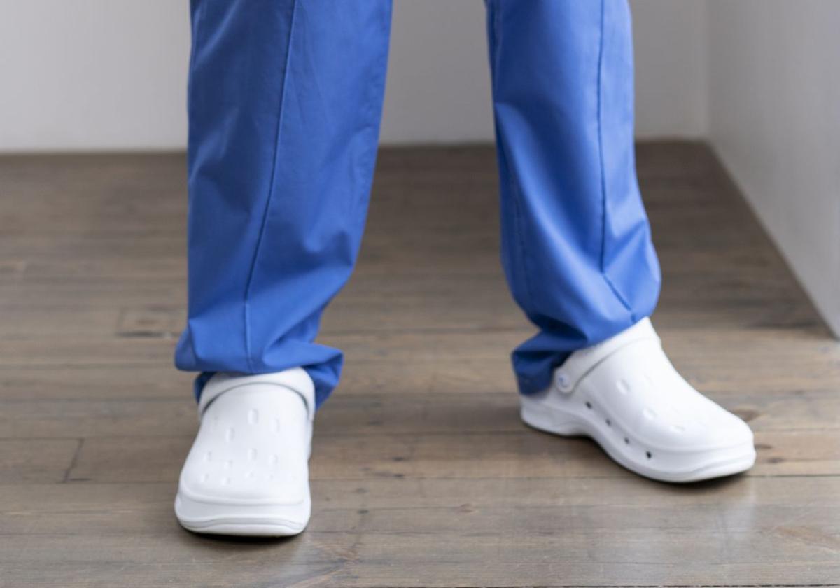 Cuidado con los zuecos del trabajo: una médica alerta sobre deformaciones en el pie en este modelo | la verdad