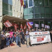 Protesta de los trabajadores, este viernes, en la puerta de la Consejería de Política Social.