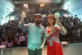 Isaac Sánchez y Beatriz Berrocal, con sus premios Mandarache y Hache.