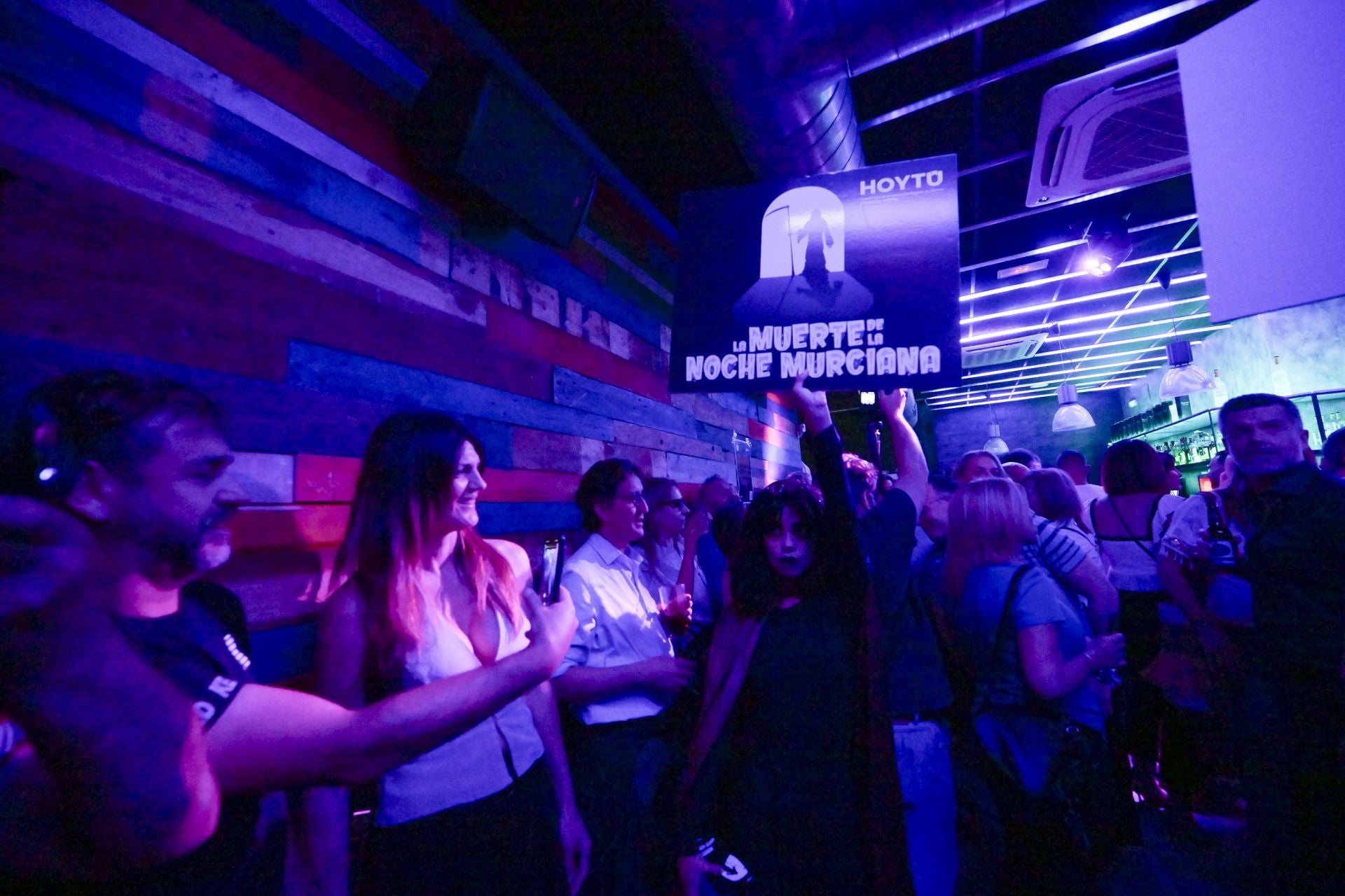 Escenifican la muerte del ocio nocturno en Murcia