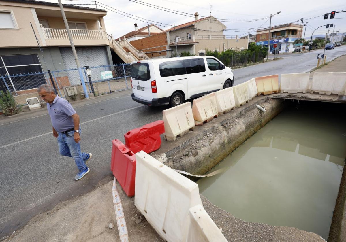 Prevén un contrato 'a dedo' en murcia para tapar los agujeros pendientes de la orilla del azarbe | la verdad