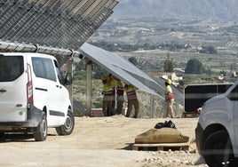 Cinco operarios instalan esta semana paneles solares en una finca de El Romeral, en el municipio de Molina de Segura.