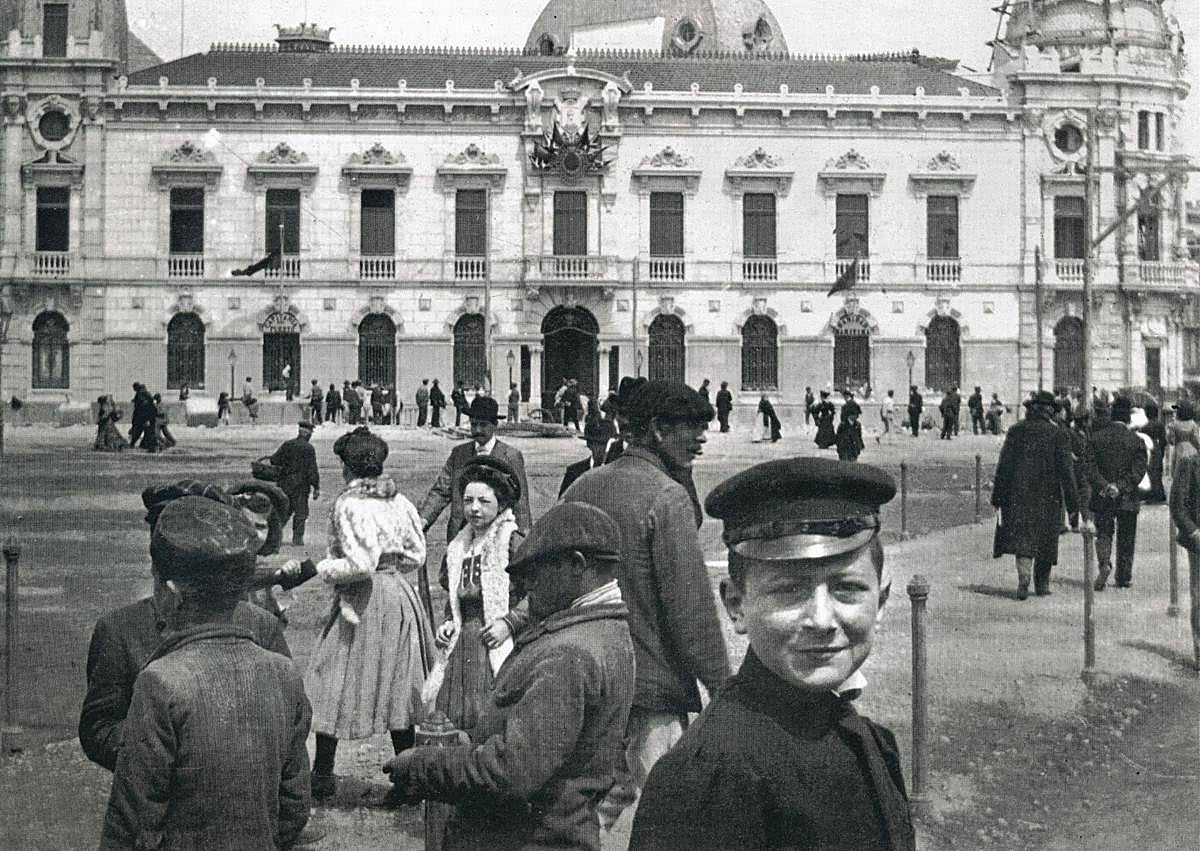Imagen secundaria 1 - 1. Inmediaciones del Palacio, Plaza Mayor y principio de la Calle Mayor. 2. Los cartageneros asisten a su inauguración. 3. Luis de Aguirre, alcalde de Cartagena, 1905-1908. 