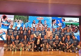 Los integrantes del Alhama junto al equipo directivo de la empresa de alimentación.