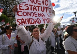 Una médico protesta contra el estatuto marco frente a la Delegación del Gobierno en Murcia, el pasado 5 de mayo.