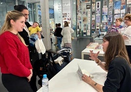 La escritora Elvira Sastre firma ejemplares de 'Las vulnerabilidades' en la Fundación Pedro Cano de Blanca.