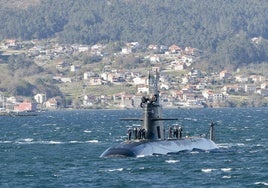 El submarino S-81 'Isaac Peral', en la ría de Pontevedra, el pasado mes de marzo.
