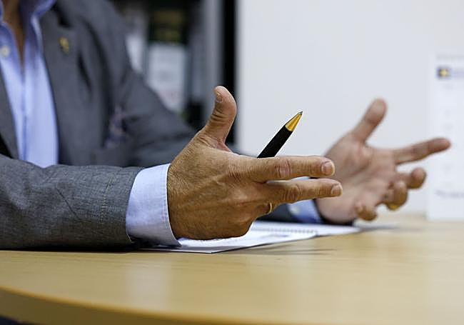 Detalle de las manos de José Manuel Martínez durante la realización de la entrevista.