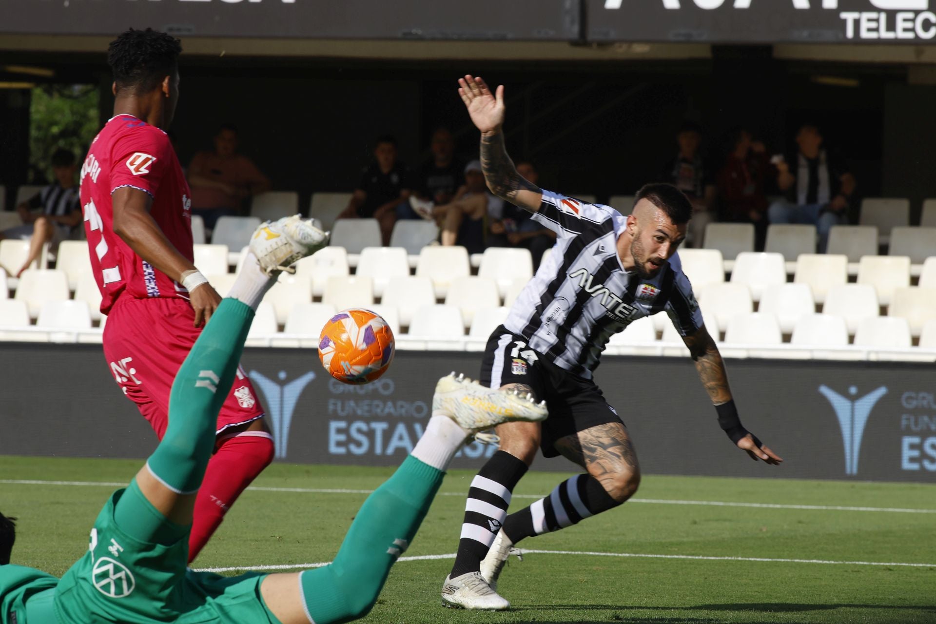 La victoria del Cartagena frente al Tenerife, en imágenes