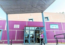 Una usuaria entra al servicio de urgencias de Atención Primaria del Parchís, en la barriada Virgen de la Caridad, en una imagen reciente.