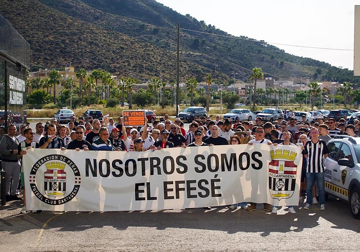 Manifestantes, este sábado, en la explanada del Cartagonova.