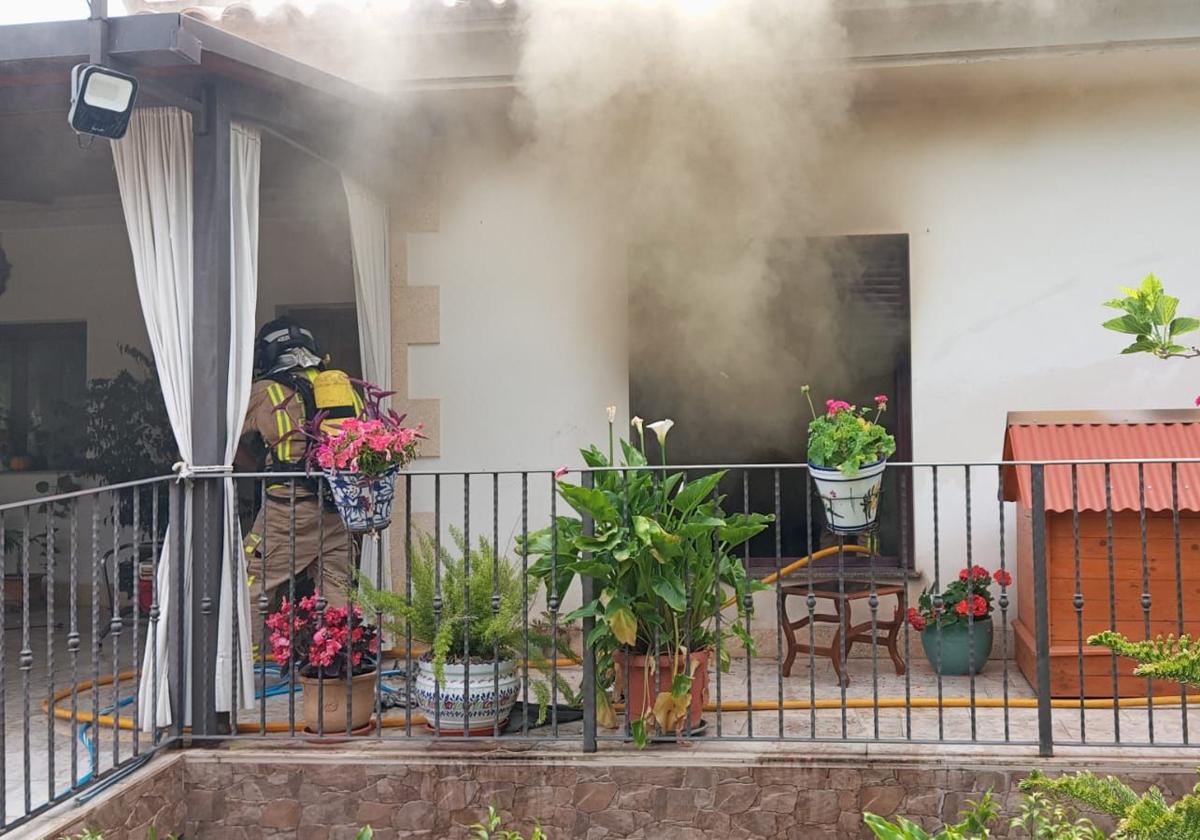 Una mujer de 91 años, trasladada al hospital por inhalación de humo en el incendio de una vivienda en lorca | la verdad