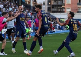 Los jugadores del UCAM celebran uno de los goles del partido.
