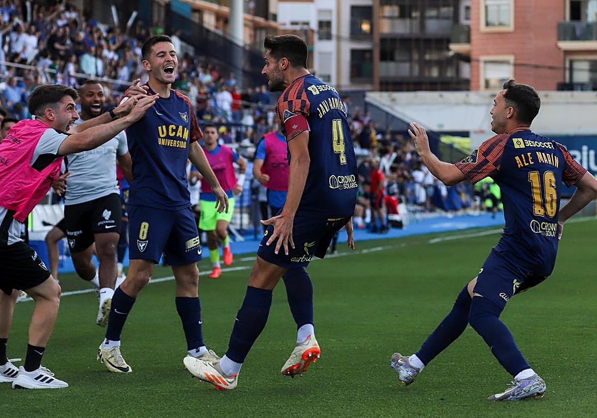 Los jugadores del UCAM celebran uno de los goles del partido.
