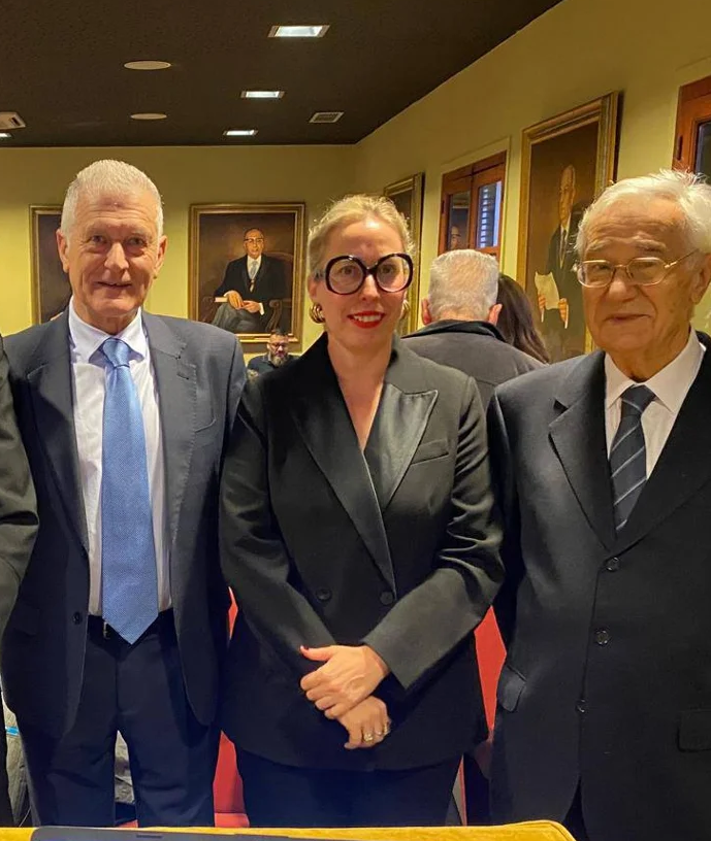 Imagen secundaria 2 - Distintas imágenes de la carrera de Manuel Martínez Arnaldos. En la superior, con Sandra Mendoza y dos de las alumnas a las que dirigió tesis: Carmen Pujante Segura y Consuelo Mengual Bernal. En otra, con José Luis Molina, en la presentación del libro dedicado a José Musso. Y en detalle, en su nombramiento como académico correspondiente en el pasado mes de febrero, junto a Ángel Campos y Noelia Ibáñez.